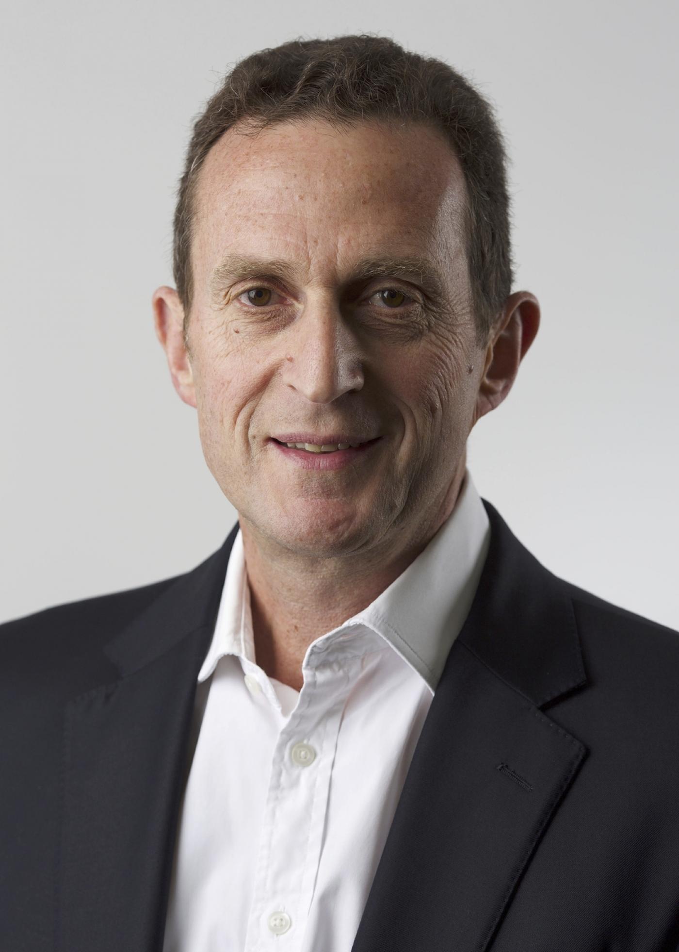 Simon Fox, poids lourd de l’industrie des médias, prend la tête de Frieze