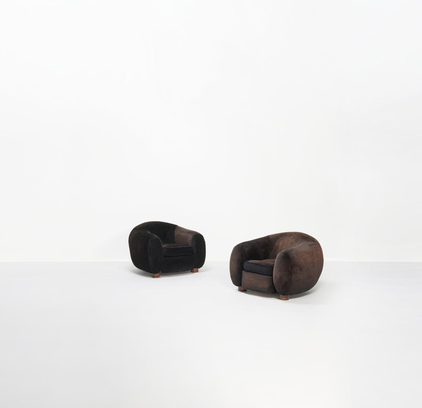 Jean Royère (1902-1981), Paire de fauteuils 'Boule' dits 'Ours polaire', modèle créé vers 1947, Hêtre et velours.