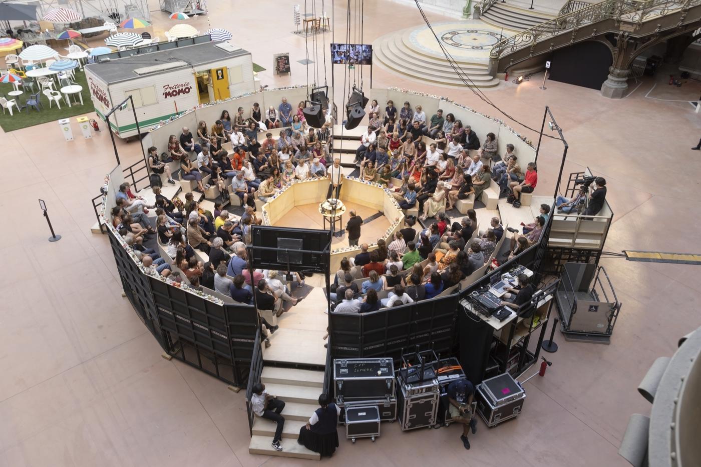 Le spectacle de Mohamed El Khatib « Boule de neige » dans le cadre de l’exposition « Le grand palais de ma mère » jusqu’au 29 juin au Grand Palais.
